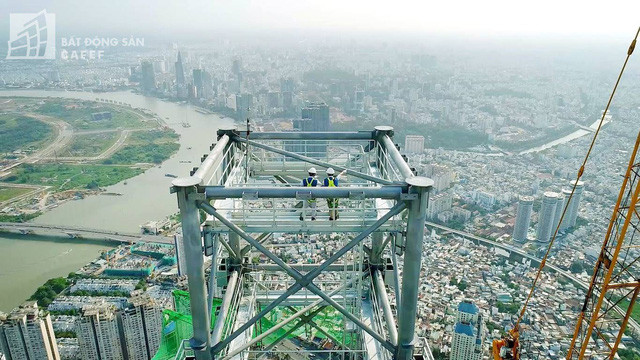 So với toà nhà Bitexco cao 258m thì The Landmark 81 cao gấp đôi. Công năng hoạt động của toà tháp gồm có khách sạn, nhà hàng, căn hộ cao cấp, đài quan sát 360 độ, sân trượt băng trong nhà, quán bar, trung tâm thương mại, văn phòng... Ảnh: Bất động sản CafeF.