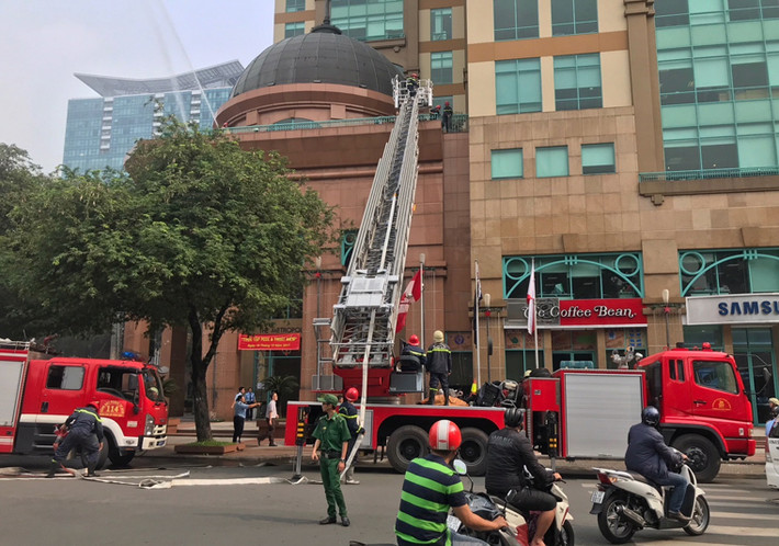 Nhiều xe thang, xe chuyên dụng được điều động đến hiện trường để tham gia diễn tập chữa cháy.