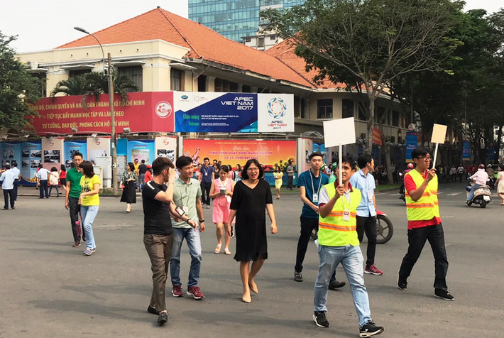 Tất cả nhanh chóng được hướng dẫn túa ra các tuyến đường xung quanh Tòa nhà.
