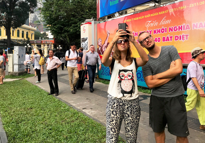 Khách nước ngoài thích thú dùng ĐTDĐ ghi lại hình ảnh diễn tập chữa cháy ở trung tâm TP.HCM.