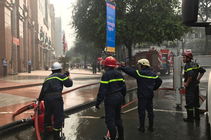 Lực lượng Cảnh sát PCCC quận 1 diễn tập tình huống xảy ra cháy tại Tòa nhà và tổ chức phương án cứu hộ.