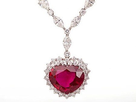 10. Vòng cổ hồng ngọc Heart of the Kingdom (14 triệu USD): Chiếc vòng cổ có một viên ruby Miến Điện nặng 40,63 carats đặt ở vị trí trung tâm và 155 carat kim cương đính xung quanh. Nó được chế tác bởi thương hiệu đồ trang sức cổ xưa nhất thế giới - The House of Garrard .