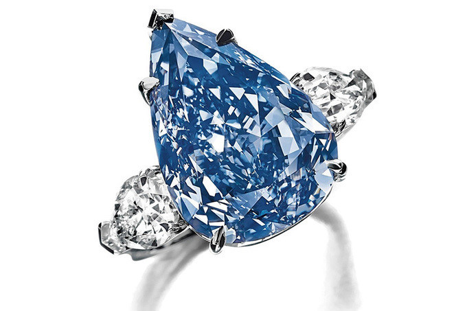 5. Nhẫn đính hôn The Winston Blue (23,8 triệu USD): Đây là một trong những viên kim cương xanh nặng nhất thế giới với 13 carat.