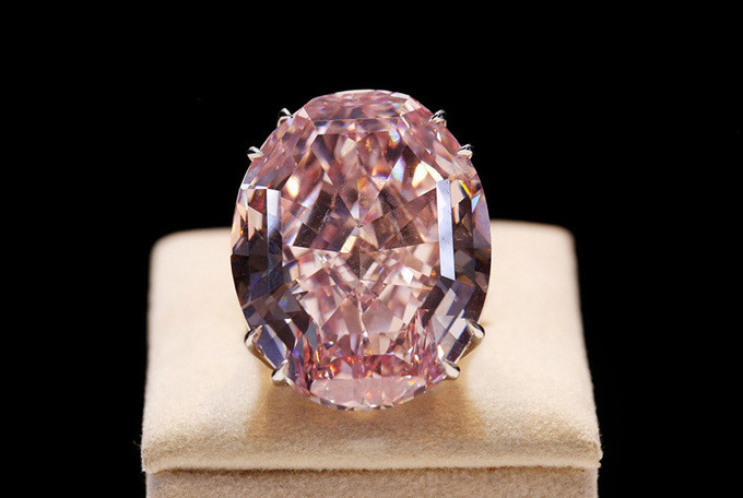 2. Nhẫn kim cương Pink Star (72 triệu USD): Viên kim cương nặng gần 59,6 carat, cắt ra từ một viên kim cương thô 132,5 carat được tìm thấy tại châu Phi. Theo Sotheby, các nghệ nhân đã làm việc trong gần hai năm trời để cho ra đời tuyệt phẩm Pink Star.