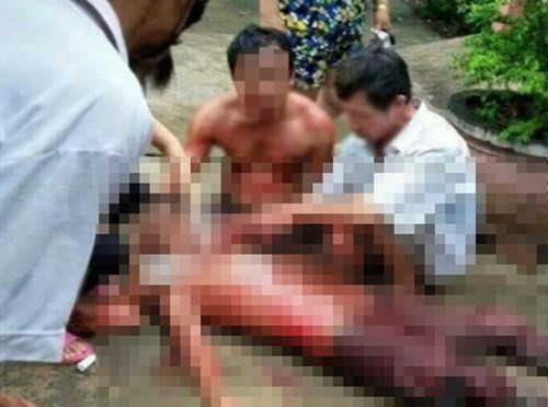 7. Va chạm giao thông, cắt cổ nạn nhân giữa đường Khoảng 4h chiều 13/8, Huỳnh Văn Phương (SN 1980) và Lê Văn Tèo (SN 1980, cùng ở xã Thành Thới A, huyện Mỏ Cày Nam) đi trên xe máy rồi xảy ra va quẹt với xe máy của anh Phạm Văn Phường (SN 1990, ngụ huyện Mỏ Cày Nam). Phương và Tèo vây đánh anh Phường, nhưng được người dân can ngăn. Sau đó, 2 đối tượng lẻn vào nhà dân lấy một con dao chạy ra, cả hai cùng đè anh Phường xuống và cắt cổ khiến anh Phường tử vong tại chỗ.