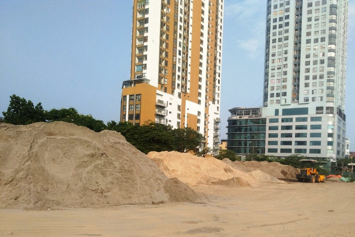 Về việc này, UBND quận Cầu Giấy đã chỉ đạo UBND Yên Hòa kiểm tra, xử lý theo quy định; theo Báo cáo số 62/BC-UBND ngày 19/6/2020 của UBND phường Yên Hòa về việc xử lý thông tin báo nêu tại ô đất D30 Khu đô thị mới Cầu Giấy, phường Yên Hòa, quận Cầu Giấy, kết quả giải quyết cụ thể như sau: