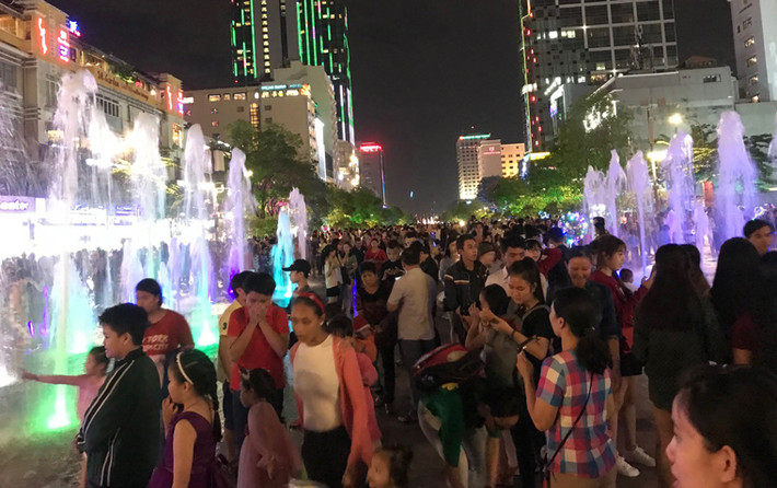Càng về khuya, lượng người đổ về phố đi bộ Nguyễn Huệ càng đông đúc.