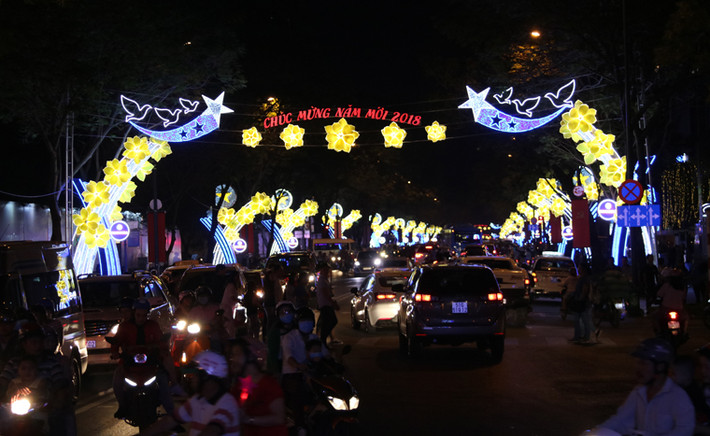 Tối 23/12, nhiều tuyến đường ở TP.HCM rực rỡ ánh đèn đầy màu sắc mừng lễ Giáng sinh và đón chào năm mới 2018.
