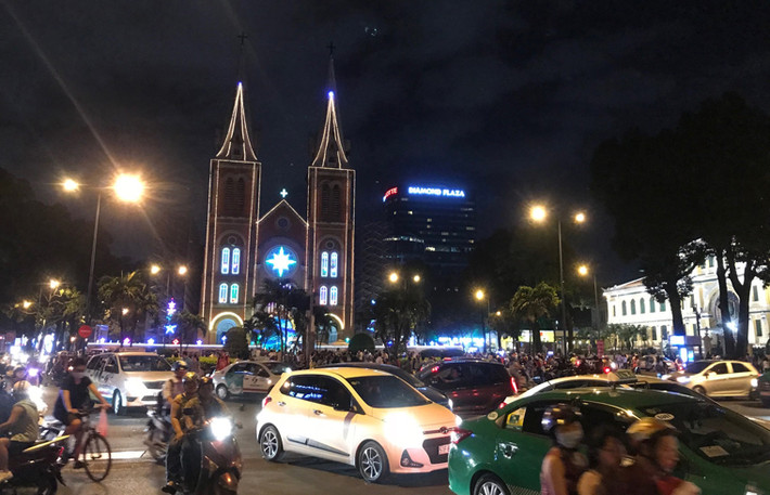 Khu vực Nhà thờ Đức Bà dù đang trong thời điểm trùng tu nhưng vẫn thu hút rất đông người dân và du khách quốc tế đến vui chơi nhân dịp Giáng sinh.
