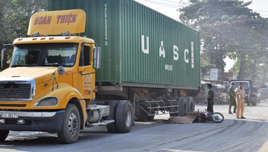 6. Nữ công nhân chết thảm dưới gầm container Khoảng 8h30 sáng 8/1, xe máy BKS 94F1-114.73 do chị Trúc (quê Bạc Liêu) điều khiển chạy từ ngã ba Mỹ Thành ra QL1. Khi vừa đến trước số nhà 87, phường Long Thạnh Mỹ, quận 9 (gần Trung tâm Đăng kiểm xe cơ giới 50-04V cơ sở 2) thì bất ngờ xảy ra va chạm với chiếc xe container BKS 51C-362.71 chạy cùng chiều. Cú va chạm chị Trúc ngã lọt vào gầm xe container và bị bánh xe cán qua người khiến nạn nhân tử vong tại chỗ.