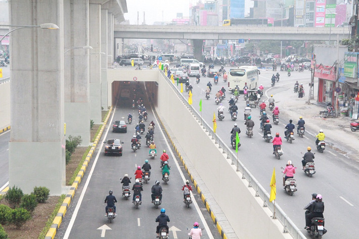 Tại hướng đi từ Hà Đông đi Nguyễn Trãi và từ Hà Đông đi Nguyễn Xiển, mật độ giao thông khá thông thoáng.