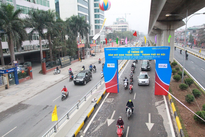 Cùng một thời điểm sáng nay(8/1), hai hầm chui nghìn tỷ đã chính thức thông xe, góp phần xóa tan cơn ác mộng tắc đường hàng giờ đồng hồ tại hai nút thắt Nguyễn Trãi - Khuất Duy Tiến và đường Trần Duy Hưng - Đại lộ Thăng Long này.
