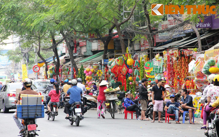 Khắp các tuyến đường ở TP HCM từ nội thành ra ngoại thành, đồ trang trí Tết được bày bán nhộn nhịp.