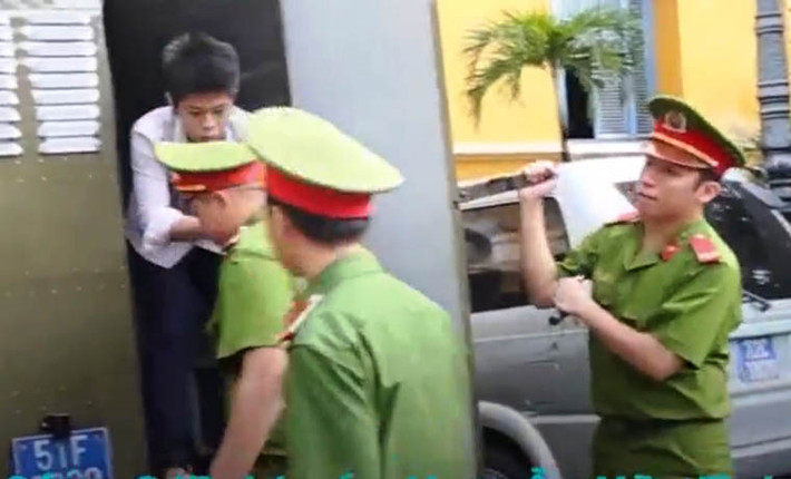 Sáng nay 9/7, bị cáo Nguyễn Hữu Tình (18 tuổi, quê tỉnh An Giang), nghi can thảm sát 5 người gia đình chủ, nơi Tình làm thuê ở quận Bình Tân, TP HCM được dẫn giải đến Tòa án Nhân dân TP HCM.