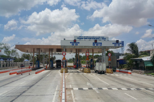 3. Hà Nội thống nhất dừng thu phí đường bộ xe máy Trước thực trạng việc thu phí sử dụng đường bộ đối với xe máy đạt thấp, chưa có quy định cụ thể về lực lượng kiểm tra, xử phạt, quản lý sử dụng tiền phạt và các vấn đề liên quan, Sở GTVT Hà Nội đã đưa ra đề xuất, thống nhất với chủ trương của Qũy Bảo trì đường bộ Trung ương và Bộ GTVT cho phép tạm thời dừng thu phí sử dụng đường bộ theo đầu phương tiện đối với xe máy từ 1/1/2016 để các cơ quan có phương án tổ chức thu hợp lý và thuận tiện hơn.