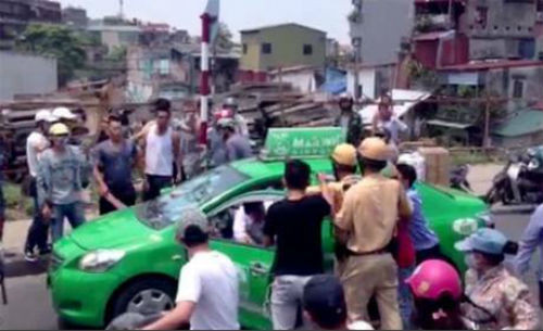 5. Taxi Mai Linh đâm CSGT lên nắp capo chạy điên cuồng 'trốn vi phạm' Khoảng 11h20 trưa ngày 25/8, một xe taxi của hãng Mai Linh BKS 29A - 796.41 do Nguyễn Văn Dũng (SN 1984, trú tại Sóc Sơn - Hà Nội) điều khiển đã đâm 1 CSGT hất lên nắp capo rồi tiếp tục bỏ chạy điên cuồng trên nhiều tuyến phố Hà Nội 'trốn vi phạm'. Đến khu vực đê Nguyễn Khoái thì tài xế bị bắt giữ. Quá trình trốn chạy, chiếc xe lao vào một số xe máy trên đường, lao lên vỉa hè, đi lùi gây nguy hiểm cho người và phương tiện lưu thông trên đường.