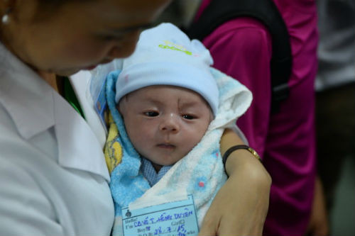 9. Bé sơ sinh bị dao đâm xuyên sọ não được xuất viện Sau 18 ngày phẫu thuật và điều trị tại Bệnh viện Nhi đồng 1 (Thành phố Hồ Chí Minh), bé Dương Minh Phát (30 ngày tuổi) - bệnh nhi bị một người phụ nữ lạ mặt dùng dao đâm xuyên sọ đã phục hồi sức khỏe tốt và được các bác sỹ cho làm thủ tục xuất viện vào ngày 27/8. Tình trạng của bé hiện tại đã ổn định, vết thương khô, không nhiễm trùng, khối tụ máu đã nhỏ lại và diễn tiến tốt, bé đã có thể bú mẹ trực tiếp. Cân nặng của bé tăng từ 3,5kg lúc nhập viện lên 3,7kg.