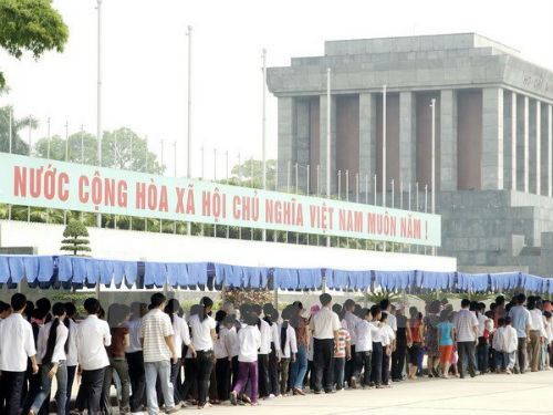 4. Từ 4/9, tạm ngừng tổ chức viếng Lăng Chủ tịch Hồ Chí Minh Ban Quản lý Lăng Chủ tịch Hồ Chí Minh thông báo, từ ngày 4/9 tới đến hết ngày 4/11 tới, Lăng Chủ tịch Hồ Chí Minh, Đài tưởng niệm các Anh hùng Liệt sỹ tạm ngừng tổ chức lễ viếng, lễ tưởng niệm để làm công tác bảo dưỡng, tu bổ định kỳ năm 2015. Lễ viếng Chủ tịch Hồ Chí Minh và lễ tưởng niệm các Anh hùng Liệt sỹ sẽ được tiếp tục tổ chức từ ngày 5/11 tới.