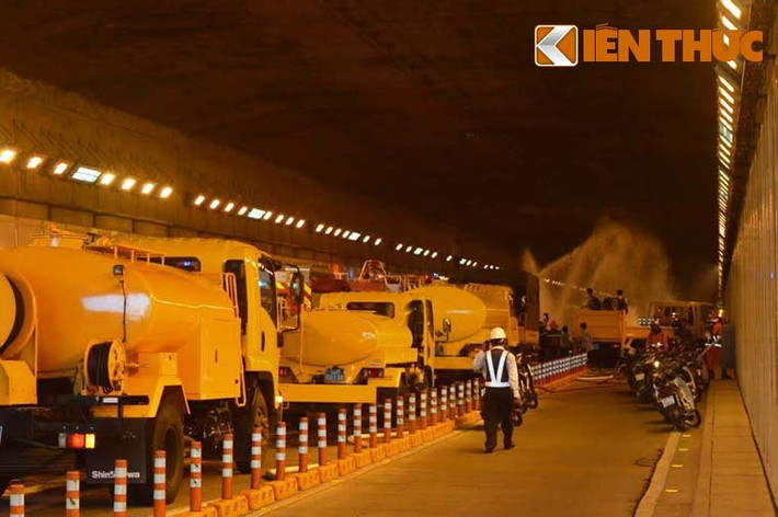 Đó là kịch bản giả định trong buổi diễn tập PCCC ở hầm Thủ Thiêm - Cứu hộ cứu nạn (CHCN) năm 2015 do Trung tâm Quản lý đường hầm sông Sài Gòn phối hợp cùng Cảnh sát PCCC TP HCM và các đơn vị liên quan diễn ra tại công trình giao thông quan trọng bậc nhất thành phố.