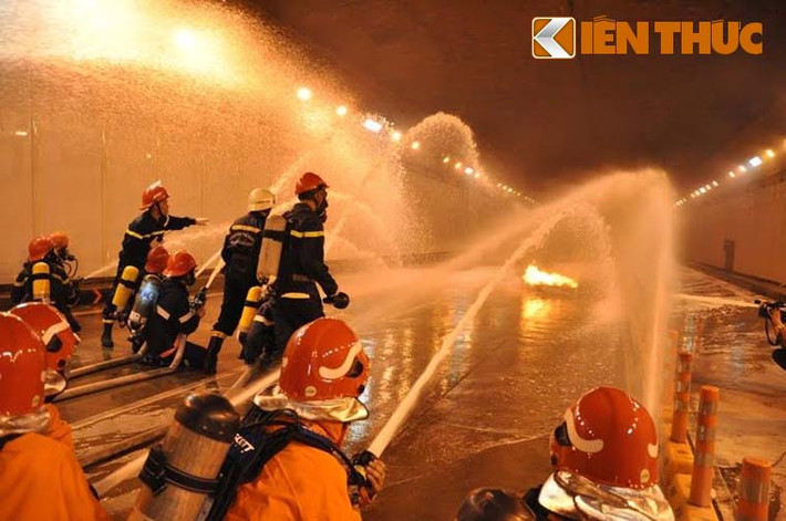 Thời điểm xảy ra sự cố, trong hầm có gần 30 phương tiện các loại cùng khoảng 60 người có mặt khiến tất cả nháo nhào gây cảnh hỗn loạn.