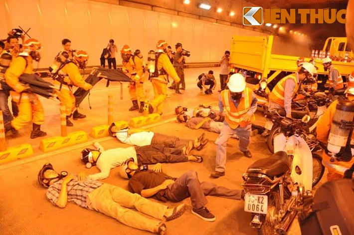 18 nạn nhân nằm la liệt trên đường, trong số đó chỉ có vài người đứng dậy được nhưng tinh thần hoảng loạn chạy ngược ra hướng quận 2 kêu cứu.