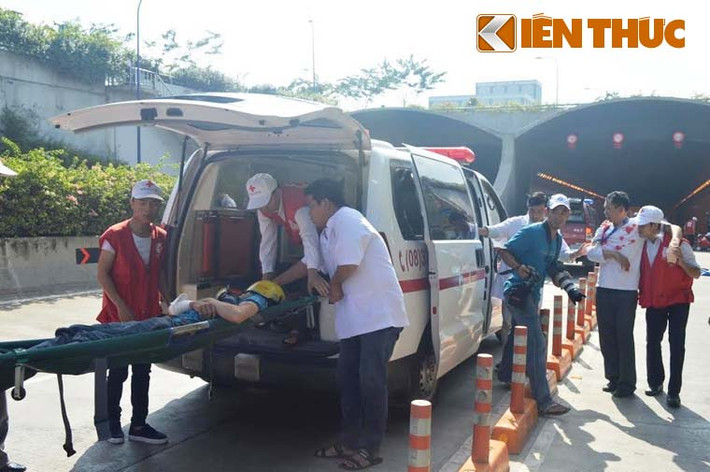 Chuyển các nạn nhân vào bệnh viện. Đến 14h30 cùng ngày, đám cháy được dập tắt và buổi diễn tập (sử dụng lửa và khói thật) kết thúc thành công và hiệu quả.