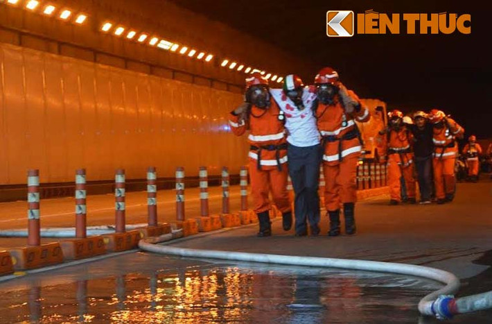 Lực lượng CH-CN nhanh chóng đưa các nạn nhân ra khỏi khu vực hầm...