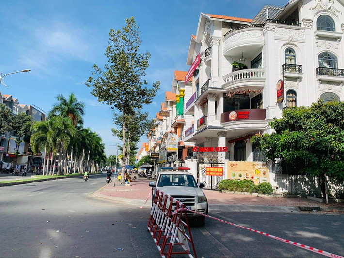 Đến 9h sáng nay 28/11, một phần đường số 3 trong KDC Him Lam, phường Tân Hưng, quận 7, TP HCM vẫn đang bị rào chắn, phong toả nghiêm ngặt.