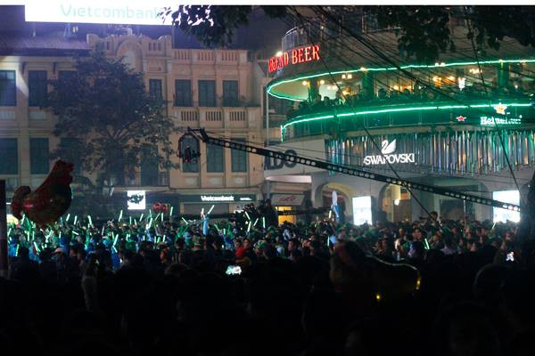 Tối ngày 31/12, hàng nghìn người dân Hà Nội đã đổ về quảng trường Đông Kinh Nghĩa Thục, cùng nhiều điểm vui chơi, giải trí để đón chào năm mới 2017.