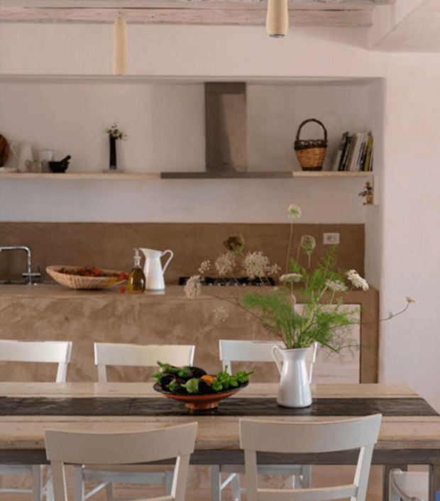 Bên trong ngôi nhà được bọc một lớp vật liệu cách nhiệt có sẵn tại địa phương, trong đó có việc tái chế từ quả lê gai.
