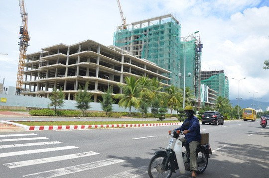 Dự án này đã trở thành tâm điểm cơn sốt giá nhà đất khi những ngày qua hàng loạt sàn giao dịch bất động sản tung ra giá bán với ưu thế là khu đất vàng cuối cùng trung tâm quận Hải Châu. Ảnh: NLD