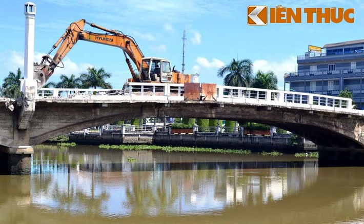 Đồng thời theo ông Lê Văn Hùng, Chủ tịch UBND TP.Tân An cho rằng phía Pháp đã gởi văn bản thông báo cầu hết hạn sử dụng nhưng thực tế "công văn của phía Pháp" chỉ nghe nói chứ chưa có văn bản nào cụ thể.