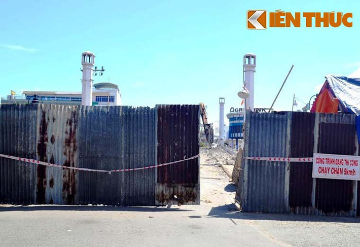 Cuối tháng 10 vừa qua, người dân thành phố hiền hoà Tân An vô cùng bất ngờ khi cây cầu bị chính quyền thành phố phong toả...