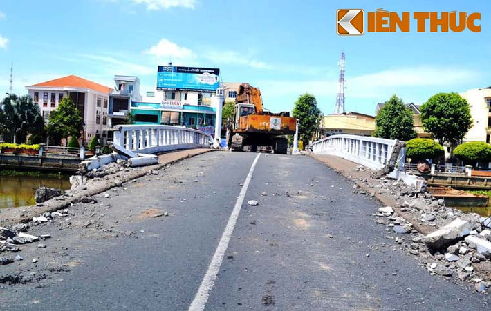 và sau đó đau lòng khi nhìn thấy cây cầu bị lực lượng thi công đưa thiết bị, máy móc đến để dỡ phá.