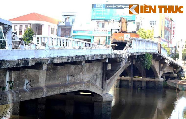 Quá thương tiếc cây cầu gắn liền với đời sống và là biểu tưởng thân thương của bao thế hệ, người dân đã lên tiếng đề nghị lãnh đạo thành phố Tân An dừng tháo dỡ, giữ lại cây cầu cổ này.