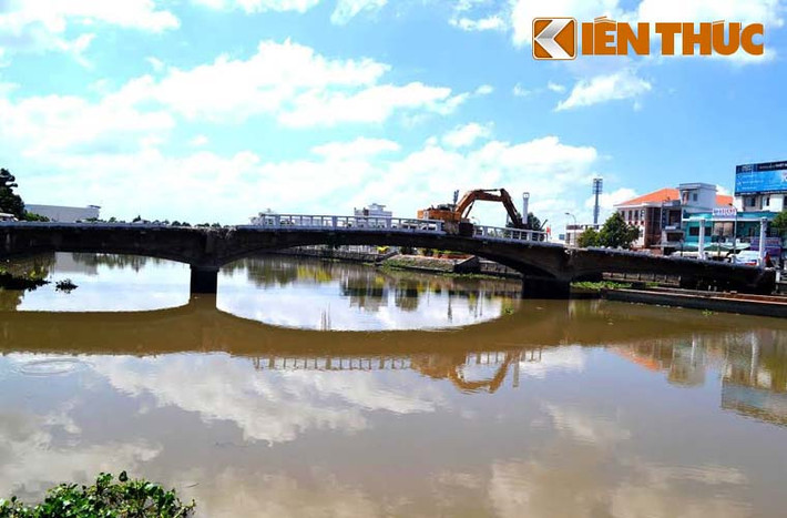 Cầu Đúc tại thành phố Tân An (tỉnh Long An) là cây cầu cổ được xây dựng từ đầu thế kỷ 20. Cây cầu gắn bó thân thiết với bao thế hệ người dân tỉnh Long An nói riêng và miền sông nước miền Tây nói chung.