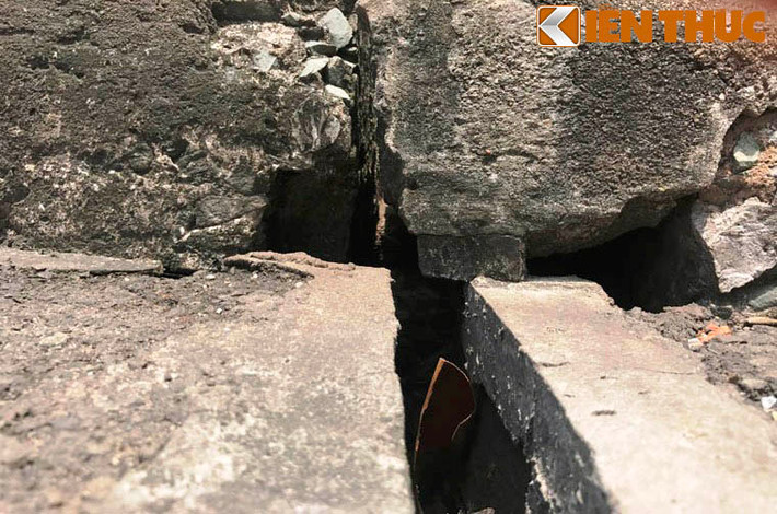 Nhiều vị trí trên cầu xuất hiện các vết nứt rộng, có nơi lên đến 6cm và dài hơn 3m.