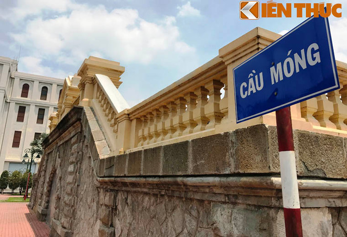 Cầu Móng (hay Mống) bắc qua kênh Bến Nghé, nối liền giữa quận 1 và quận 4 TP.HCM) là cây cầu cổ duy nhất của Sài Gòn từ thời Pháp thuộc còn tồn tại đến ngày nay đã 123 năm.