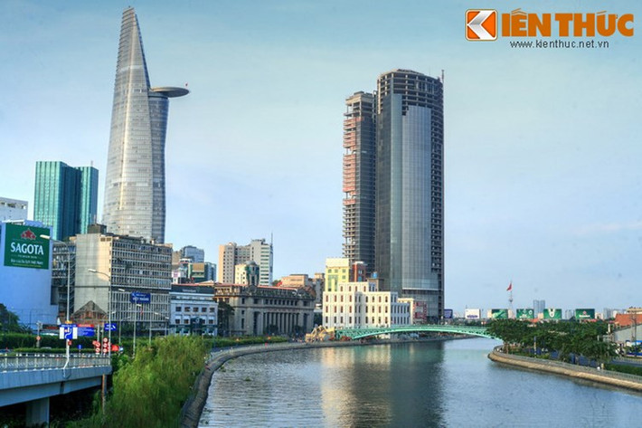 Nhiều ngày qua, trước thông tin về việc xuất hiện hàng loạt vết nứt trên cầu Móng, cây cầu bộ hành được xây từ thời Pháp tồn tại 123 năm qua đã khiến người dân TP.HCM quan tâm.