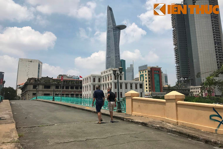 “Cây cầu này bắt ngang rạch Bến Nghé, hướng ra bến Bạch Đằng trên sông Sài Gòn có kiến trúc cổ, được chiếu sáng mỹ thuật rất đẹp và là nơi qua lại vui chơi, tập thể dục hàng ngày của rất đông người dân lẫn du khách. Việc xuất hiện vết nứt khiến nhiều người cảm thấy bất an, lo lắng”, ông Gian Tô Hà, 1 cư dân địa phương chia sẻ.