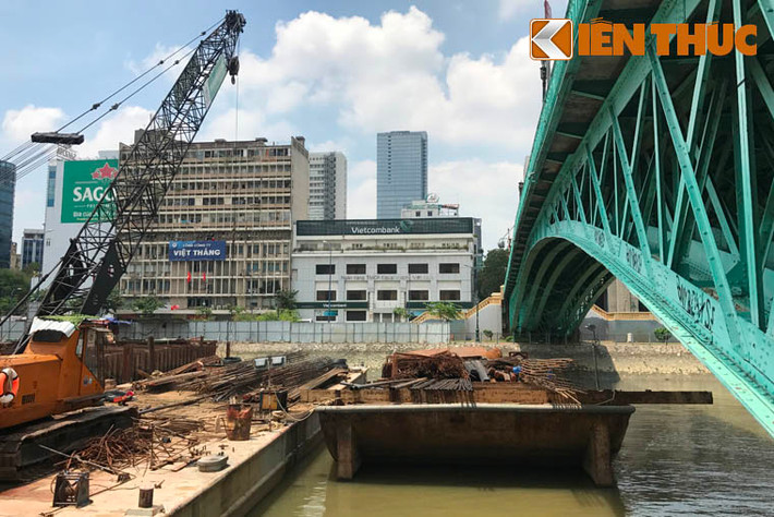 Một đại diện Sở GTVT TP.HCM cho biết, việc xảy ra các vết nứt trên cầu Móng nghi có liên quan đến việc thi công công trình cống ngăn triều Bến Nghé (quận 1 và quận 4).