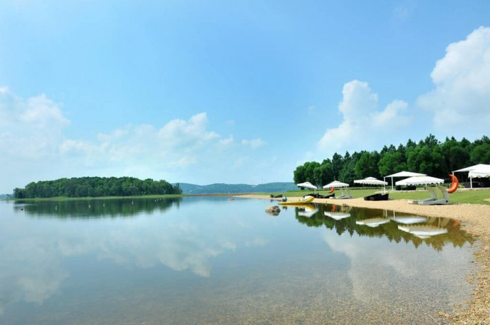 Đến Đại Lải, bạn có thể tham gia vào rất nhiều những hoạt động thú vị ngoài trời như tắm hồ, đạp vịt, đi thuyền tới tham quan các đảo xung quanh hồ Đại Lải, ngắm cảnh chụp hình và đến thăm vùng rừng núi xanh mát. Các bạn sẽ có những trải nghiệm khó quên khi được vẫy vùng trong làn nước mát hay vừa thảnh thơi đạp vịt vừa ngắm cảnh non nước mây trời.