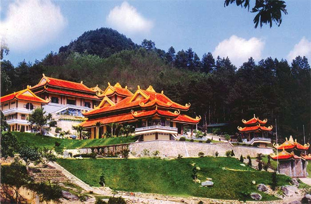 Một ngày ở nơi đây, người ta có thể thưởng thức được dư vị của bốn mùa trong một năm: gió xuân mơn man lúc bình minh, nắng hạ ấm áp vào buổi trưa, tiết thu dìu dịu khi chiều về và cái se lạnh của mùa đông khi bóng tối đổ xuống. Không những mang vẻ đẹp của thiên nhiên núi rừng hùng vĩ mà Tây Thiên còn đem đến cho du khách những trải nghiệm hết sức thú vị và mới lạ với những loại kiến trúc đền, chùa cổ kính.