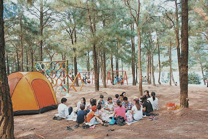 Vườn Quốc Gia Ba Vì hiện lên với vẻ đẹp bí ẩn, diệu kì, chìm đắm trong sương mờ huyền ảo chắc chắn sẽ là điểm đến không thể bỏ qua khi du lịch Hà Nội với những người thích khám phá. Vườn quốc gia Ba Vì là khu sinh thái bậc nhất ở Ba Vì với hệ thống thiên nhiên phong phú, đa dạng.
