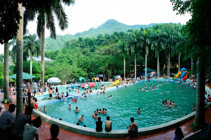 Khu du lịch Ao Vua: Tọa lạc tại huyện Ba Vì, Hà Nội, nơi đây nổi tiếng với phong cảnh thiên nhiên hùng vĩ, nhiều núi non, suối và thác cùng nhiều công trình nhân tạo tuyệt đẹp, khí hậu quanh năm mát mẻ, trong lành… Khu du lịch Ao Vua trở thành điểm du lịch lý tưởng vào dịp cuối tuần, với những chuyến dã ngoại đầy lý thú.