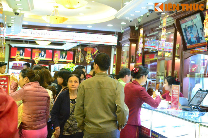 Tuy không đến mức xếp hàng dài từ ngoài vỉa hè như năm ngoái nhưng ở bên trong cửa hàng, khách cũng phải chen chân nhau chờ tới lượt mới được mua vàng.