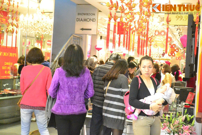 Theo thông tin từ các doanh nghiệp vàng, do năm ngoái lượng khách mua vàng tăng đột biến so với ngày thường nên số lượng sản phẩm vàng chuẩn bị bán trong ngày Vía Thần tài đều tăng gấp đôi, gấp ba lượng cung để phục vụ khách.
