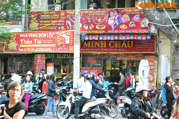 Không chỉ riêng chi nhánh Cầu Giấy, các cửa hàng vàng Bảo Tín Minh Châu trên đường Trần Nhân Tông, Hai Bà Trưng, Hà Nội cũng đông nghẹt khách đến mua vàng ngày vía Thần tài.