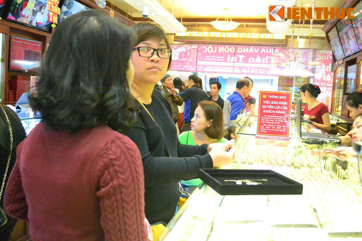 Chia sẻ với PV, bà Nguyễn Thị Hồng Xim (Mỹ Đình, Nam Từ Liêm, Hà Nội) cho hay: "Năm nay, rút kinh nghiệm, đi mua sớm đỡ phải xếp hàng mà cũng không lo cháy hàng mà ngày mùng 9 cũng được coi là ngày may mắn nên tôi quyết định đi mua trước ngày vía Thần Tài”.