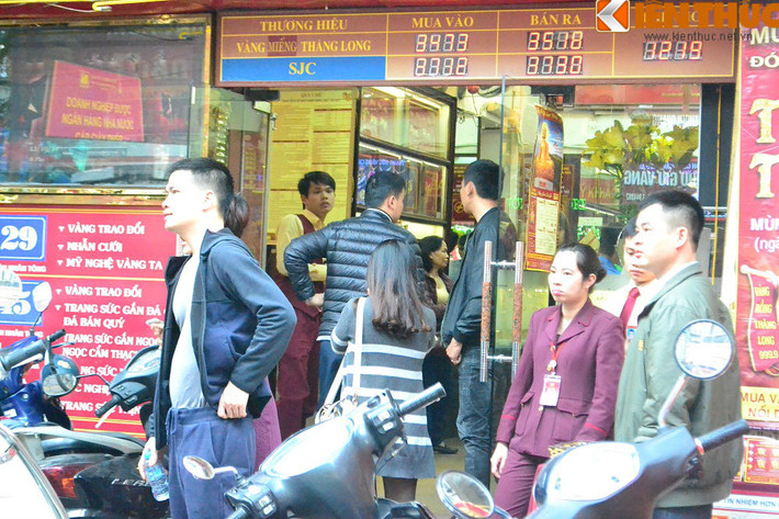 Theo đại diện của cửa hàng vàng Bảo Tín Minh Châu trên phố Trần Nhân Tông, từ mấy ngày trước, lượng khách đổ về mua vàng cầu may đã rất đông. Năm nay, mọi người không có tâm lý dồn vào ngày vía Thần Tài mới mua để tránh phải xếp hàng, chen lấn.